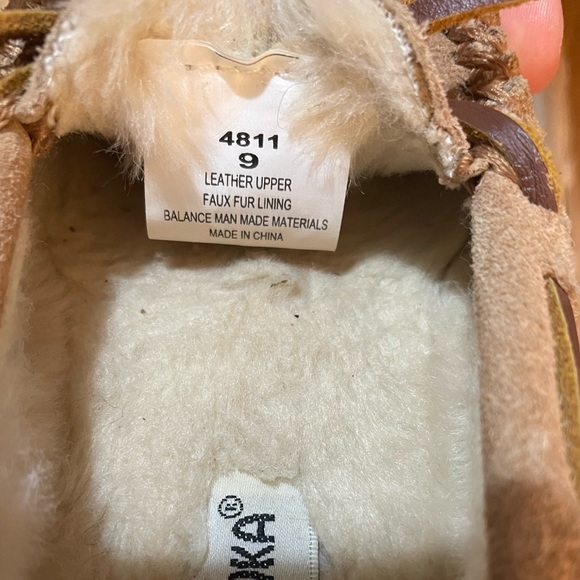 Minnetonka toddler slippers, gender neutral, size toddler 9 - Picture 2 of 3